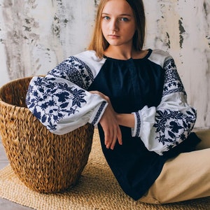 Ukrainian vyshyvanka. Embroidered women's blouse Ethnic Women's Shirt. Ukrainian Traditional clothes.  ウクライナの刺繡 Theatrical clothing