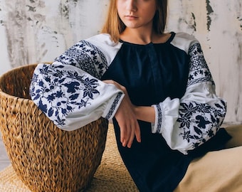 Ukrainian vyshyvanka. Embroidered women's blouse Ethnic Women's Shirt. Ukrainian Traditional clothes.  ウクライナの刺繡 Theatrical clothing