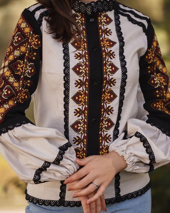 Geborduurde blouse Vintage blouse Vintage jurk Vyshyvanka Etnische blouse Stand met Oekraïne Boho stijl Etnische kleding Vintage outfit Kleding Meisjeskleding Tops & T-shirts Blouses 
