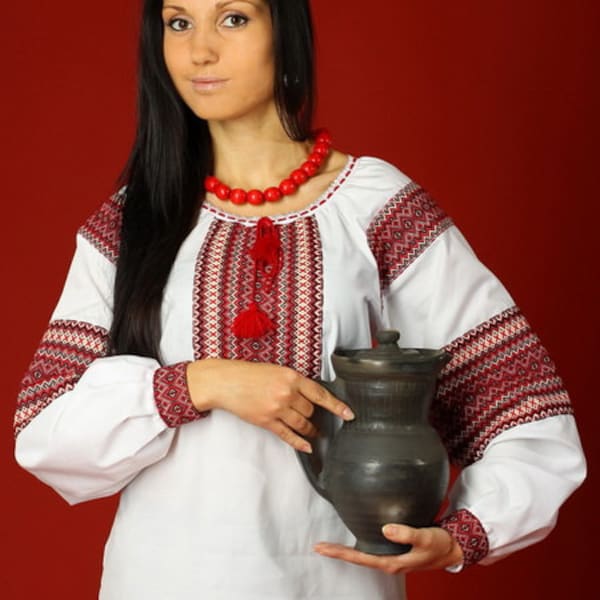 Chemisier ukrainien Vyshyvanka brodé, ornement rouge noir