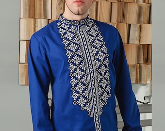 Ukrainsk broderad skjorta. Ukrainska kläder. Herr vyshyvanka. Broderisöm på linne. Etnisk BLÅ skjorta. Traditionella kläder.