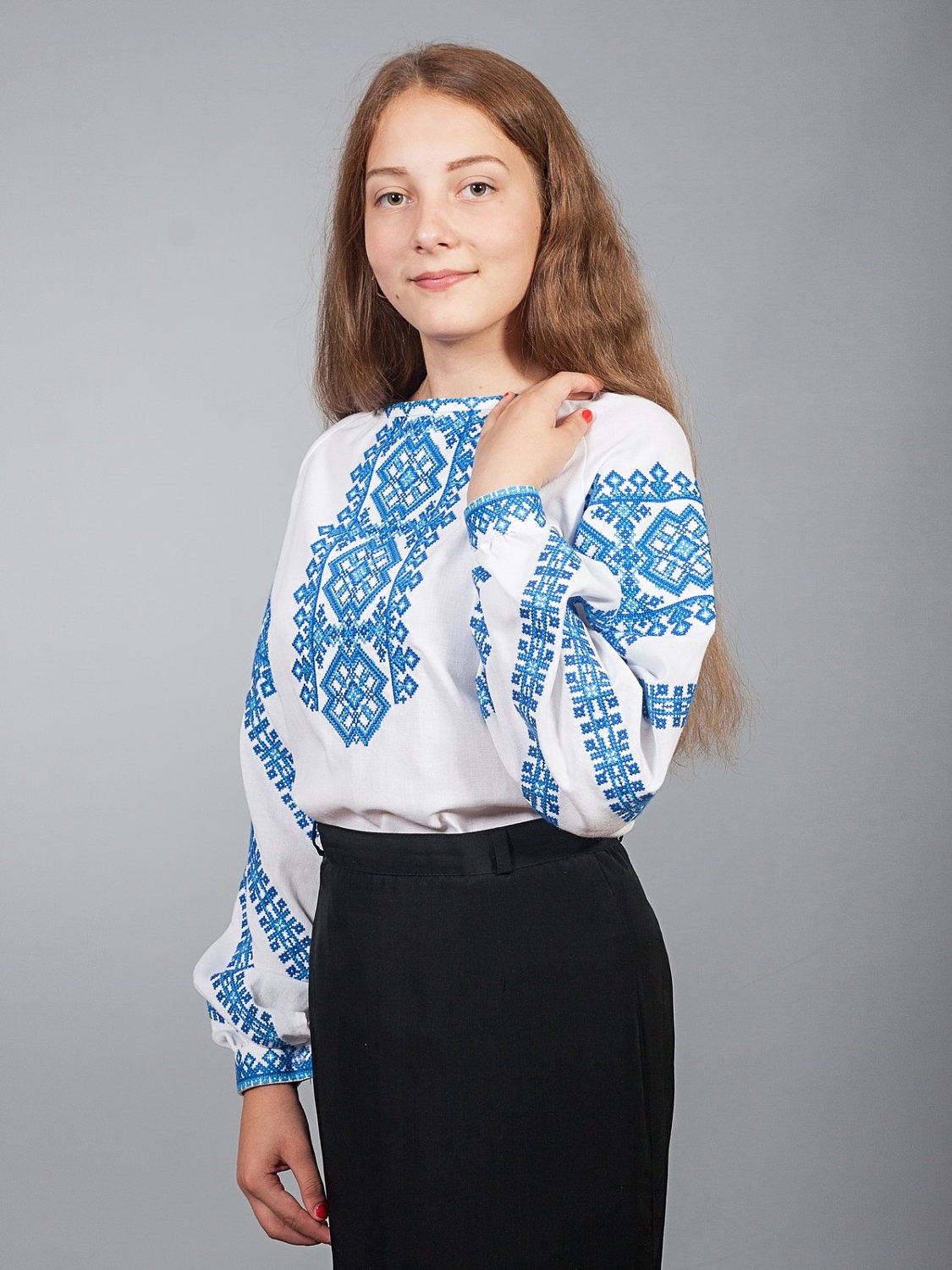 La Donna Ucraina Si è Vestita in Vyshyvanka Che Apre La Porta Immagine