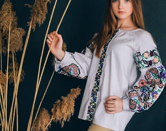 Ukrainian vyshyvanka. Embroidered women's blouse Ethnic Women's Shirt. Ukrainian Traditional clothes.  ウクライナの刺繡 Theatrical clothing