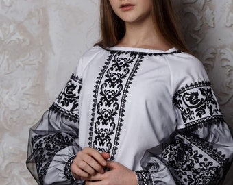 Vyshyvanka, Traditional Ukrainian blouse. Ethnic Women's White shirt with black embroidery. Ukrainian clothes, embroidered blouse の刺繍入りブラウス