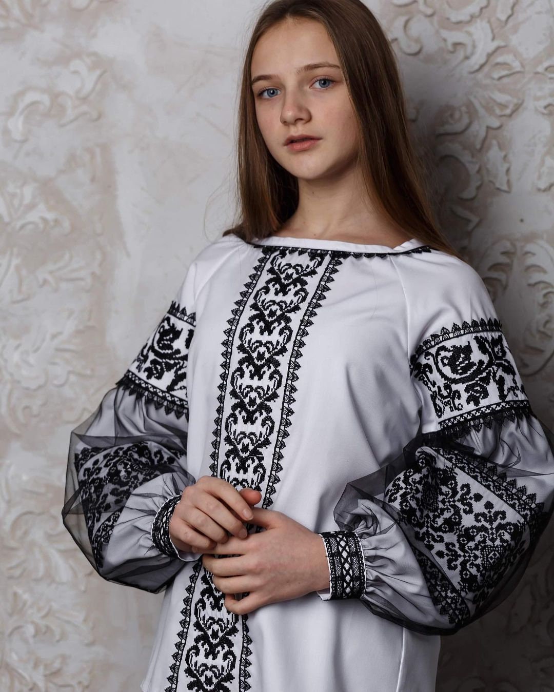 Camicia tradizionale ucraina ricamata a punto croce Camicia tradizionale ucraina ricamata a punto croce