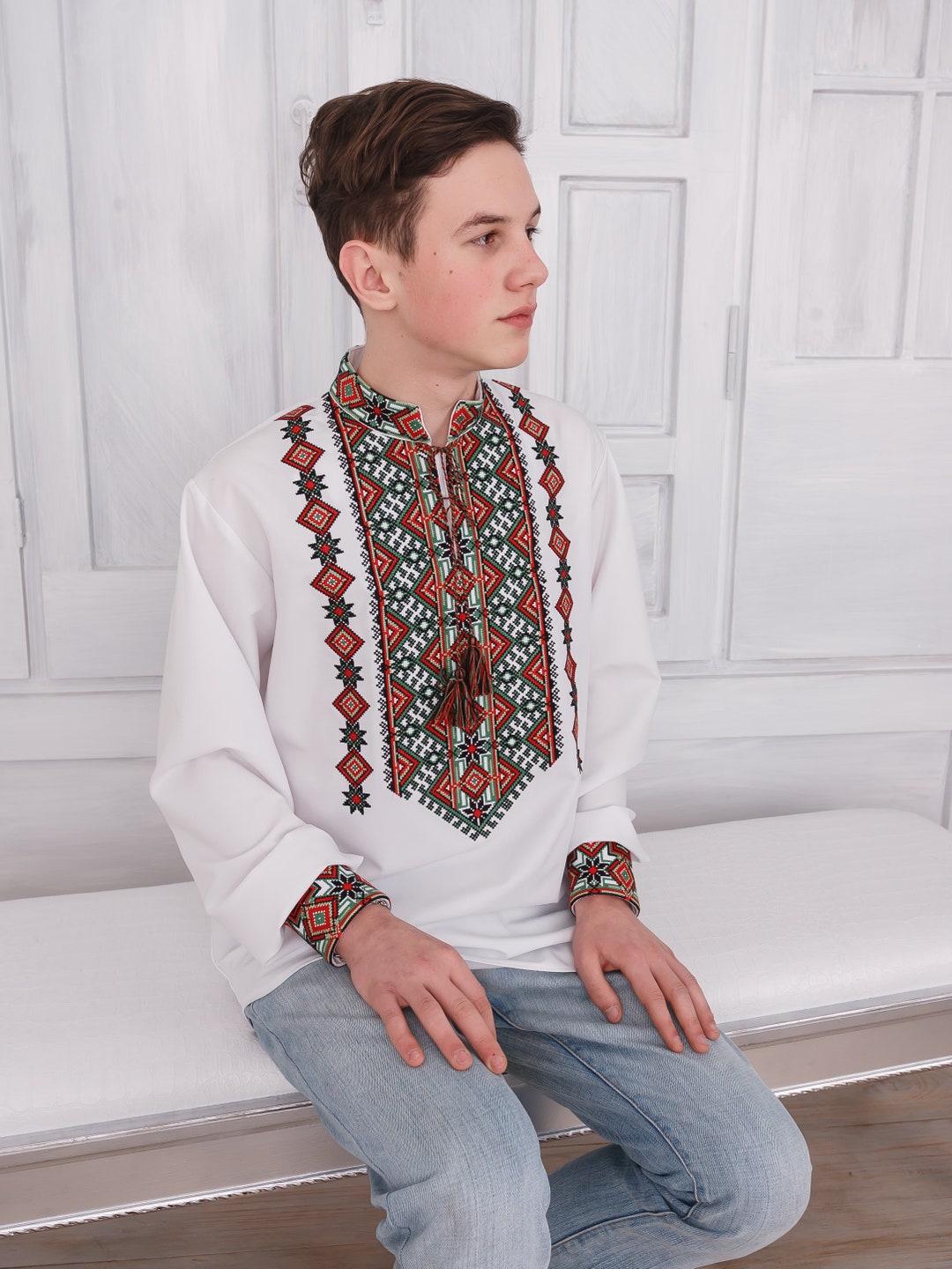 ウクライナの刺繍シャツ ウクライナの服 男性用ヴィシヴァンカ。リネン