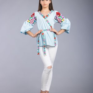 Vyshyvanka Ukrainische gestickte Frauenbluse mit Gürtel. Leinen Hemd, Ukrainische Kleidung Ethnic sorochka. Sommerliche Blümchen-Bluse im Ethnostyle