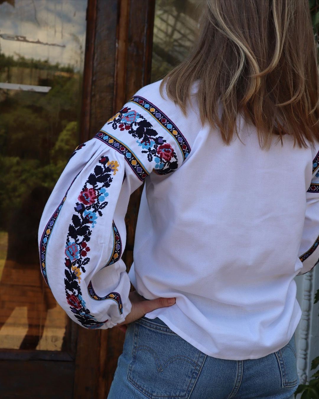 花柄の刺繍ブラウス。ヴィシヴァンカ。ウクライナ刺繍入りレディース