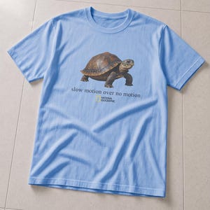 Camiseta Slow Motion Over No Motion, camiseta con estampado de tortuga marina, camiseta motivacional de tortuga, camiseta vintage de naturaleza, Comfort Colors® Unisex