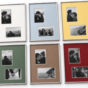 Puede incluir: Una colección de seis marcos de fotos rectangulares con bordes metálicos plateados, cada uno con un paspartú de color crema, azul claro, amarillo, verde, marrón o rojo, que muestra dos fotografías en blanco y negro de parejas.