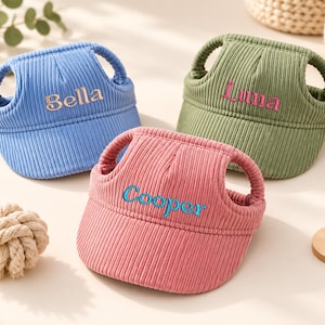 Peut inclure: Trois visières de soleil pour animaux en velours côtelé bleu, vert olive et rose poudré. Chaque visière comporte des ouvertures pour les oreilles et des noms brodés : Bella en rose clair, Luna en rose vif et Cooper en bleu clair.