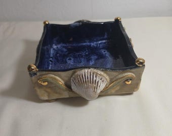 Ręcznie rzeźbiony ceramiczny Dosh z błękitnym wnętrzem i wzorem muszli ze złotymi akcentami na zewnątrz. Stoi na czterech nogach i jest sygnowany.