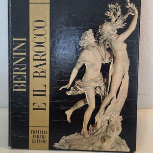 Peut inclure: Un livre relié intitulé Bernini e il Barocco, volume 3 de la série Capolavori della Scultura par Fratelli Fabbri Editori. La couverture noire présente une reproduction photographique blanche de la sculpture d'Apollon et Daphné en mouvement.