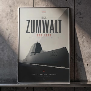 Può includere: Un poster incorniciato con un'illustrazione grigio scuro della nave militare USS Zumwalt DDG-1000. Il testo recita USS ZUMWALT DDG-1000, THE FUTURE OF NAVAL WARFARE e STEALTH INNOVATION LETHALITY. Il design include un piccolo gallone rosso e un'ancora.
