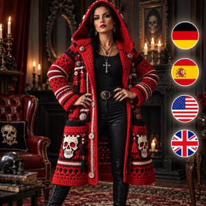 Puede incluir: Un cárdigan largo de ganchillo rojo y negro con capucha, que presenta patrones intrincados, grandes botones circulares y motivos de calaveras blancas en los bolsillos delanteros. La prenda incluye borlas decorativas y tejido.