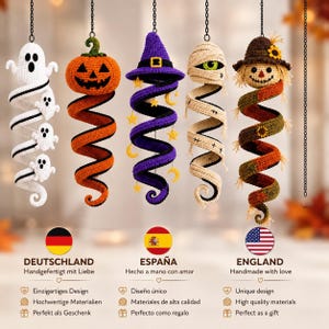 Op de afbeelding: Vijf hangende Halloween-decoraties van haakwerk, bestaande uit een witte geest, een oranje pompoen, een paarse heksenhoed met sterren en manen, een beige mummie met een groen oog en een bruine vogelverschrikker, opgehangen aan zwarte kettingen.