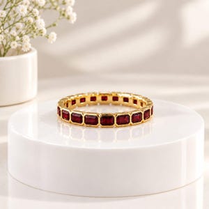 Anillo de oro amarillo de 14 quilates con rubí rosa, banda con bisel de talla esmeralda, delicado anillo de boda apilable, joyería nupcial de eternidad completa