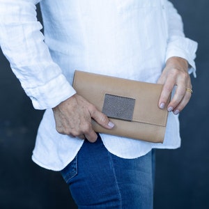 Monedero de mujer de cuero marrón, monedero de embrague bronceado, billetera de embrague marrón, cartera de mujer pequeña linda, billetera de embrague de solapa, monedero de cuero