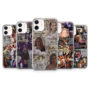 Puede incluir: Cinco fundas transparentes para teléfono con diseños tipo collage que incluyen varias imágenes fotográficas del personaje Buffy Summers, recortes de periódicos, texto que incluye Buffy the Vampire Slayer y elementos decorativos.