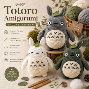 Könnte beinhalten: Drei gehäkelte Totoro-Amigurumi-Figuren in Grau, Weiß und Dunkelgrün, jede mit einem kleinen grünen Blatt auf dem Kopf. Der Text lautet Totoro Amigurumi Crochet Pattern und gibt eine fertige Größe von 21,5 cm, digitalen Download und Farbvarianten an.