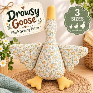 Op de afbeelding: Een pluche gans met een bloemenpatroon van kleine oranje en blauwe bloemetjes op een witte achtergrond, een effen gele kop en gele zwemvliezen. De tekst op de afbeelding luidt Drowsy Goose Plush Sewing Pattern en 3 SIZES.