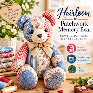 Peut inclure: Un ours en peluche en patchwork composé de tissus variés à motifs floraux bleus, vichy rouges et rayés. L'ours porte un nœud en toile de jute beige avec un bouton en bois, des yeux noirs et un nez brodé. Le texte indique Heirloom Patchwork Memory Bear.