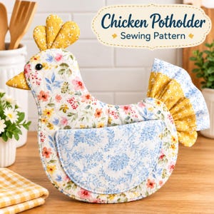 Puede incluir: Un agarrador de tela con forma de gallina con un estampado floral en rosa, amarillo y azul, una cresta amarilla y un bolsillo en forma de ala con estampado floral azul. El texto "Chicken Potholder Sewing Pattern" aparece en un marco decorativo.