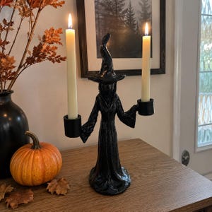 Halloween-häxa-ljusstake för gotiska inredningsälskare, svart konisk kandelaberstaty, kuslig bordsdekoration
