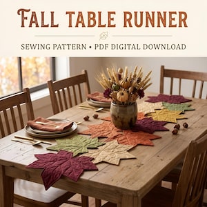 Może przedstawiać: Bieżnik na stół złożony z pikowanych liści z tkaniny w odcieniach burgundu, pomarańczu, zieleni i beżu. Tekst brzmi FALL TABLE RUNNER SEWING PATTERN PDF DIGITAL DOWNLOAD. Bieżnik znajduje się na drewnianym stole z dekoracją ze zbóż i małych dyń.