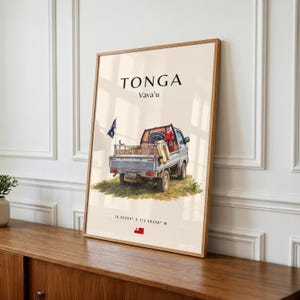 Peut inclure: Une affiche verticale encadrée représentant un pick-up de couleur claire garé sur de l'herbe. La benne du camion porte l'inscription ESCAPE POD et une bouée de sauvetage. Le texte indique TONGA, Vava'u, les coordonnées 18.65264 S 173.98338 W et un drapeau tongien.