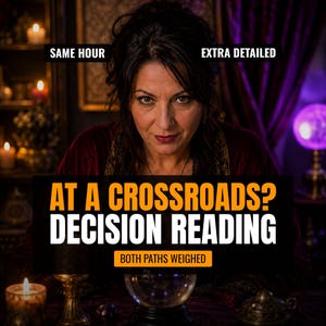 Op de afbeelding: Een persoon met donker haar in een donkerrood kledingstuk, geplaatst achter een kristallen bol en brandende kaarsen. De tekstoverlays luiden: SAME HOUR, EXTRA DETAILED, AT A CROSSROADS? DECISION READING en BOTH PATHS WEIGHED in witte en oranje letters.