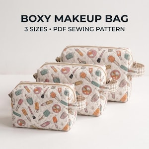 Puede incluir: Tres neceseres rectangulares de tres tamaños, con textura acolchada y un estampado de ilustraciones cosméticas coloridas. El texto "BOXY MAKEUP BAG 3 SIZES • PDF SEWING PATTERN" aparece impreso sobre los neceseres.