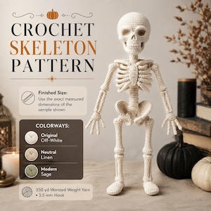 Pode incluir: Uma figura de esqueleto em crochê na cor branco-sujo com crânio, caixa torácica e membros articulados detalhados. O texto diz CROCHET SKELETON PATTERN, Finished Size, COLORWAYS: Original Off-White, Neutral Linen, Modern Sage, 350 yd Worsted Weight Yarn, 3.5 mm Hook.