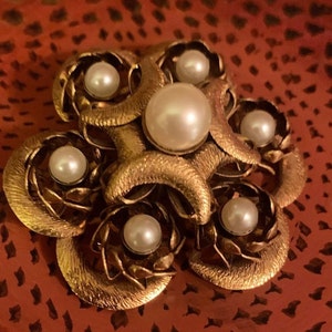 Vintage Cluster Pearl Brooch 1950s image 1