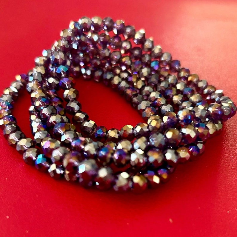 Ensemble de cinq bracelets en cristal violets superposés image 1