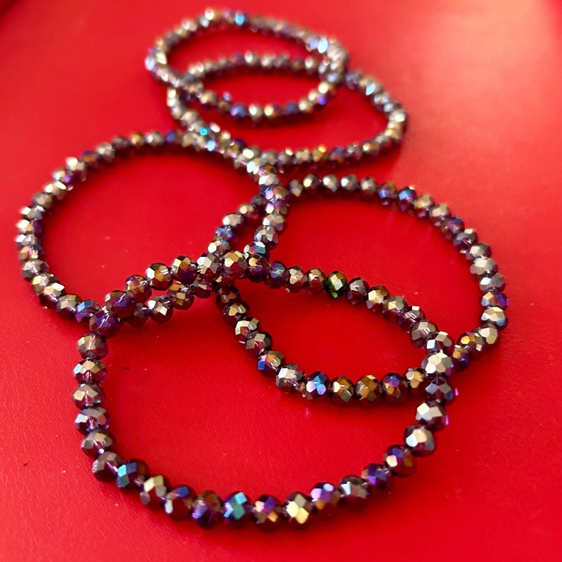 Ensemble de cinq bracelets en cristal violets superposés image 2