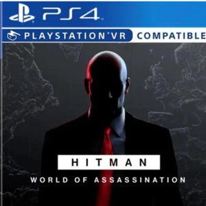 Può includere: Una custodia per videogioco PlayStation 4 di Hitman World of Assassination. La copertina presenta la sagoma di una figura calva in abito nero e cravatta rossa su uno sfondo di mappa scuro. Il testo riporta PS4, PlayStation VR Compatible e Hitman.
