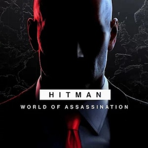 Può includere: Un'immagine scura ad alto contrasto che mostra la silhouette di una figura calva che indossa un abito e una cravatta rossa brillante. Il testo HITMAN WORLD OF ASSASSINATION è centrato in bianco su uno sfondo nero con una mappa del mondo.