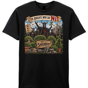 Pode incluir: Uma t-shirt preta de manga curta com uma estampa gráfica de cavaleiros com armadura e chifres num jardim. O texto diz THE KNIGHTS WHO SAY NI!, Ni! e BRING US A SHRUBBERY! O design inclui arbustos podados, um crânio e um castelo.