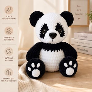 Op de afbeelding: Een pluche panda gemaakt van zacht wit en zwart garen met grote donkere ogen en een zwarte neus. De panda heeft zwarte oren, zwarte ledematen en witte voetzooltjes. Tekst aan de linkerkant bevat SOFT & PREMIUM YARN, HANDMADE WITH LOVE, SAFE FOR ALL AGES en PERFECT GIFT FOR ANY OCCASION.
