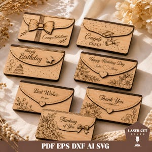 Könnte beinhalten: Sieben rechteckige Holzkarten in Umschlagform mit lasergravierten Motiven. Die Karten zeigen verschiedene Grußbotschaften wie Congratulations, Congrats Grad, Happy Birthday, Happy Wedding Day, Best Wishes, Thank You und Thinking of You.