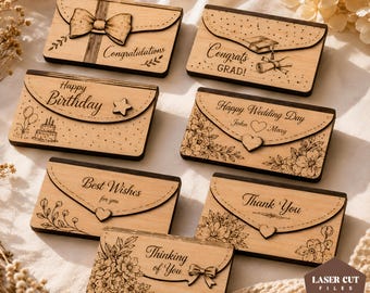 Puede incluir: Siete tarjetas rectangulares de madera con forma de sobre y diseños grabados con láser. Las tarjetas incluyen varios saludos como Congratulations, Congrats Grad, Happy Birthday, Happy Wedding Day, Best Wishes, Thank You y Thinking of You.