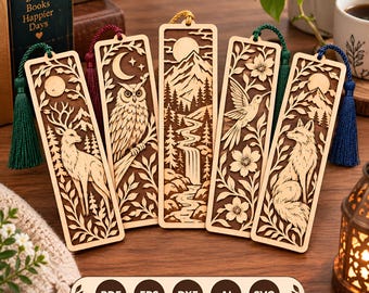 Puede incluir: Cinco marcapáginas rectangulares de madera con diseños intrincados cortados con láser de un ciervo, un búho, un paisaje de montaña con cascada, un colibrí y un zorro. Cada marcapáginas incluye una borla de color y el texto PDF, EPS, DXF, AI, SVG.