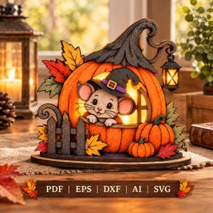 Op de afbeelding: Een gelaagde houten decoratie met een muis in een heksenhoed in een uitgesneden pompoen. De scène bevat herfstbladeren, een klein hek en een hangende lantaarn. De tekst PDF | EPS | DXF | AI | SVG staat onderaan de afbeelding.