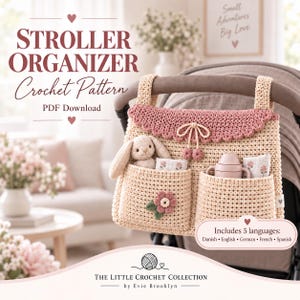 Könnte beinhalten: Ein beigefarbener Kinderwagen-Organizer aus Häkelarbeit mit einer gewellten, altrosa Klappe, zwei Vordertaschen und einer dekorativen Blumenapplikation. Der Organizer enthält ein kleines Plüschhäschen und eine Babyflasche. Der Text lautet Stroller Organizer Crochet Pattern PDF Download und Includes 5 languages: Danish, English, German, French, Spanish.