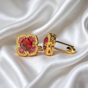 Manschettknappar med labbodlade rubinklöver | Rosa zirkon | Guld- och silverfinish | Bröllopspresent till honom