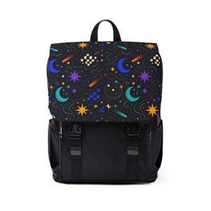 Peut inclure: Un sac à dos noir doté d'un rabat orné d'un motif céleste composé de croissants de lune bleus et sarcelle, d'étoiles violettes et orange, de comètes orange et de petits carrés géométriques sur fond sombre, avec deux sangles à boucle noires.