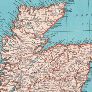 Puede incluir: Un mapa vintage de Escocia con un fondo azul claro y l&iacute;neas naranja y rojas que resaltan las fronteras de las diferentes regiones. El mapa incluye los nombres de las regiones, ciudades y pueblos. El mapa est&aacute; titulado "Escocia" y est&aacute; impreso en blanco y negro.