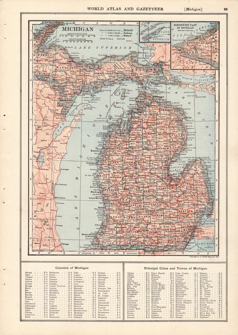 Pode incluir: Um mapa vintage de Michigan intitulado World Atlas and Gazetteer, p&aacute;gina 29. O mapa apresenta terras na cor salm&atilde;o, &aacute;gua azul e texto preto detalhando condados, cidades e vilas. Um mapa inserido mostra a parte noroeste de Michigan.