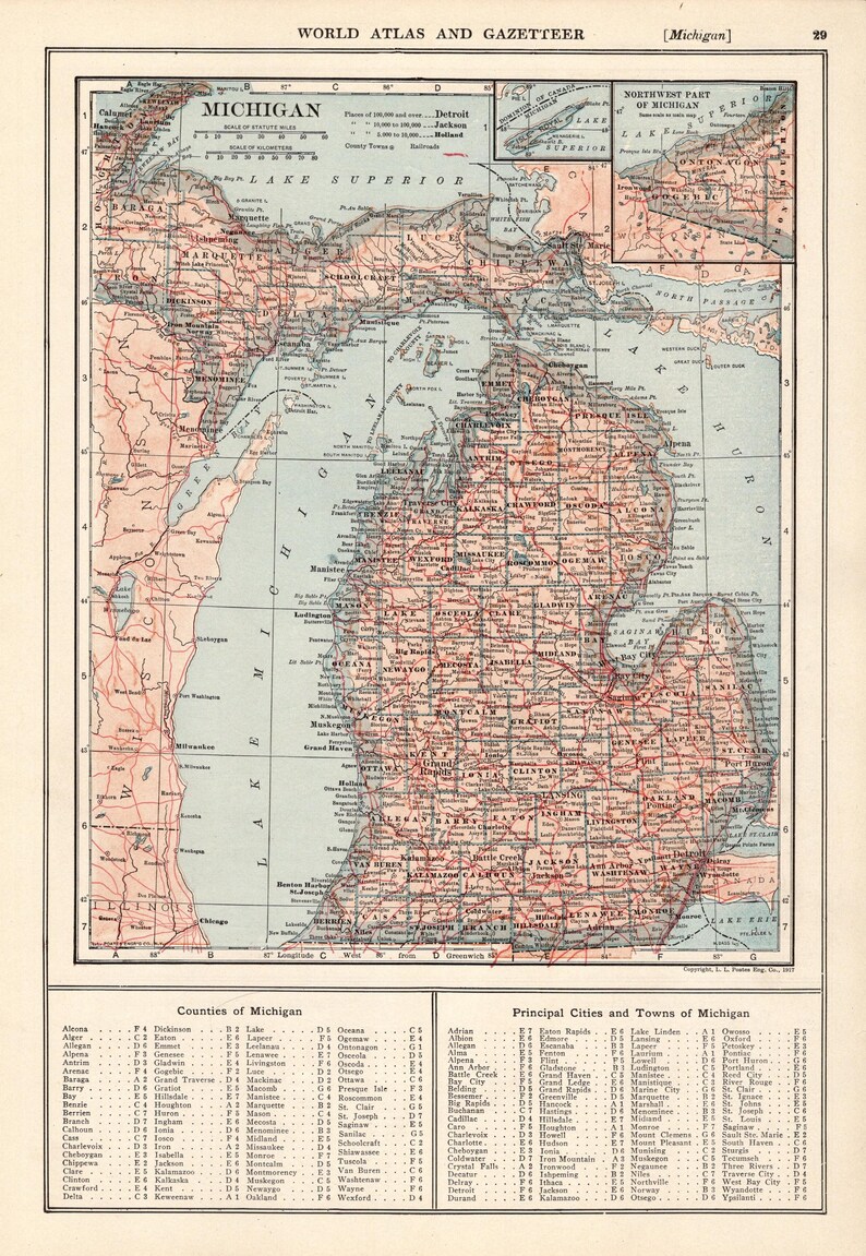Pode incluir: Um mapa antigo do Michigan intitulado World Atlas and Gazetteer, apresentando uma massa terrestre cor de salm&atilde;o sobre um fundo azul claro para os lagos. Inclui um sistema de grelha, um mapa em destaque e listas de condados e cidades.